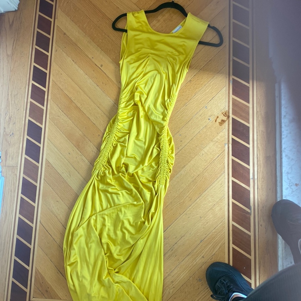 Yellow silk gown scrunched up on the sides cross open back great fit